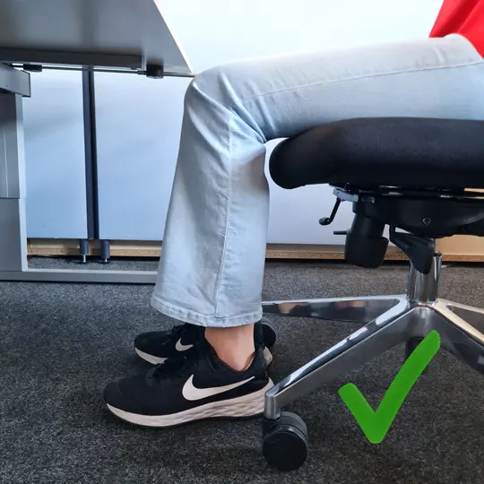 Bürodrehstuhl mir richtiger Sitztiefe